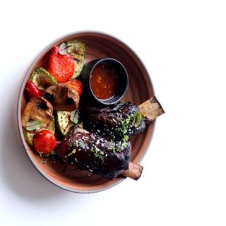 Томленые говяжьи ребра с овощами