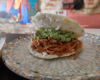Arepa De Carne Mechada Y Guacamole