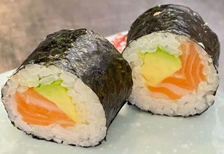 100A-Futomaki De Salmón Y Aguacate (4 Uds.)