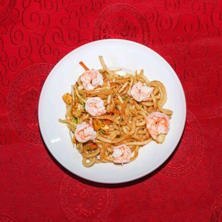 Udon con verdure e gamberi con salsa di soia