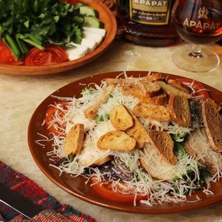 САЛАТ ЦЕЗАРЬ С КУРИЦЕЙ