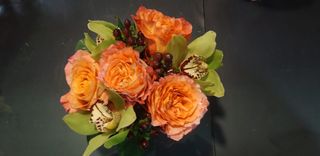 26 Composizione rose e orchidee