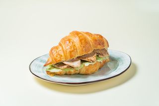 Круассан с запеченной куриной грудкой