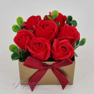 Кутия с 7 броя сапунени рози в квадратна кутия червен цвят