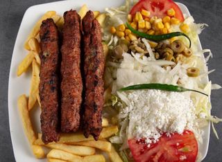 Plato De Seekh Kebab Pollo, ensalada y Arroz