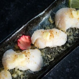 Hotate Aburi Nigiri (2 Pzs.)