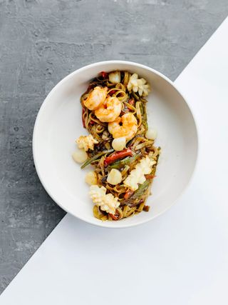 Рисова локшина з тигровими креветками та гребінцями (350г)