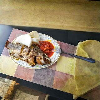 L'igname bouillir au poisson