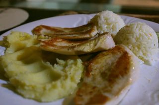 Pileće bijelo meso sa prilogom