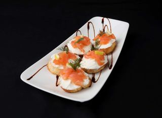 Брускети с пушена сьомга и Филаделфия  (150г)