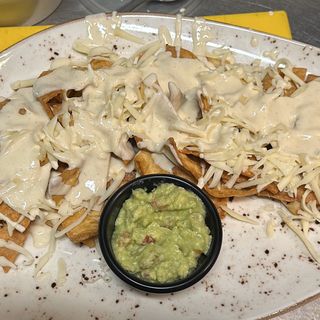 NACHOS CON QUESO Y GUACAMOLE