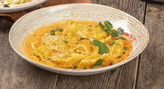 Равиоли с тигровыми креветками в соусе том-ям (342 гр)