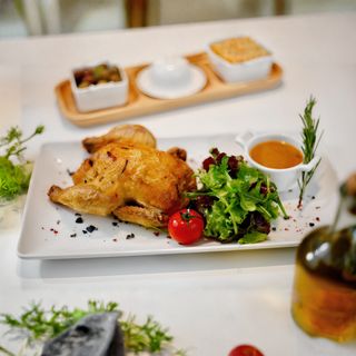 Cocoș de munte la cuptor cu salata mixta