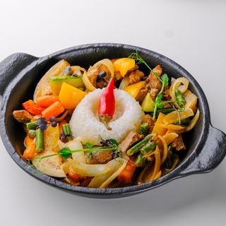 Мясо по-тайски с овощами и рисом