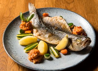 Biban de mare la gratar cu sos mediteranean