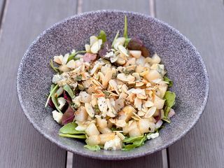 Салат з грушею, беконом та мигдалевими пластівцями (200g)