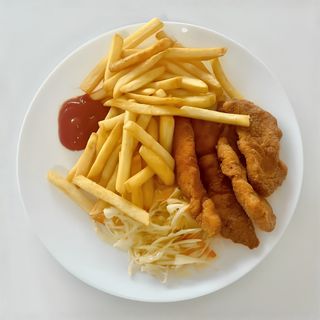 Nuggetsy z frytkami i surówką + ketchup