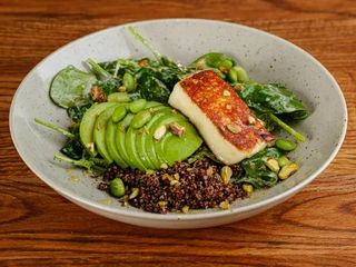 Салат з халумі, кіноа та бобами едамаме (230g)