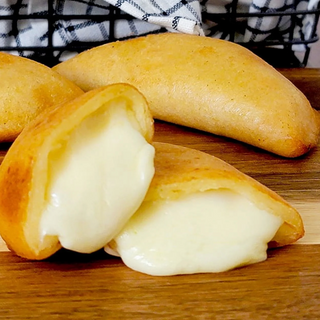 EMPANADA VENEZOLANA DE QUESO FUNDIDO (unidad)