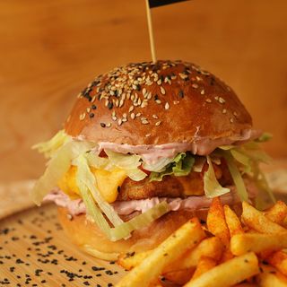  ქათმის ბურგერი მერაკე(საფირმო) სოუსით