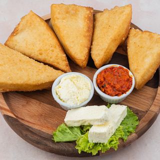 Uštipci sa ajvarom   i kajmakom 