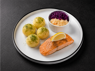 Zestaw 35. Smażony filet z łososia z ziemniakami puree i zestawem surówek