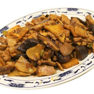 Cerdo con setas chinas y bambú