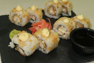 Урамаки с темпура и хрупкаво пиле