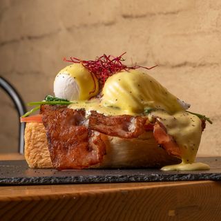 Huevos Benedict Con Bacon