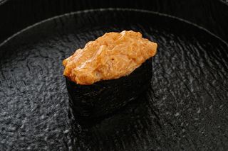 Гункан с лососем