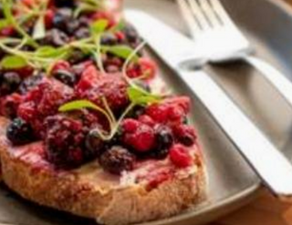Tostada Con Queso Crema Y Frutos Rojos