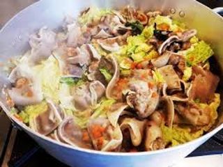 Orecchie di maiale saltate con fungonero e sedano