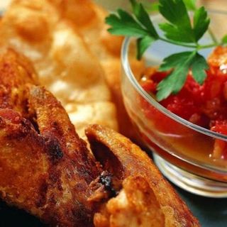 Alitas de pollo frita con tortilla de patatas