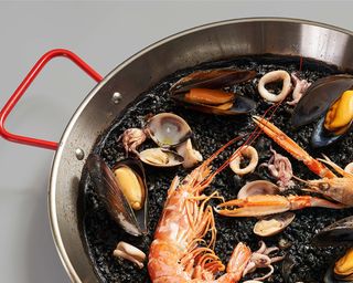 Paella negra de mariscos familiar para 2 personas
