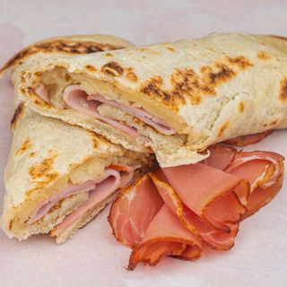 Topli tortilja sendvič sa pršutom