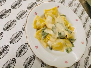 Ravioli di ricotta di pecora, spinaci con burro e salvia