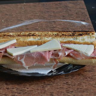 Bocadillo De Jamón Serrano Con Queso Y Tomate (Grande)
