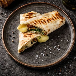 Cулугуні в лаваше з Бастурмой