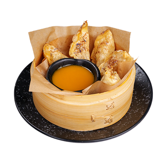 Pierożki gyoza z jabłkiem i sosem mango 5 szt.