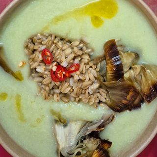 Crema di broccolo siciliano, porro e piselli con carnaroli, semi misti e mandorle