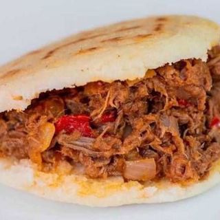 Arepa de Carne Mechada Normal