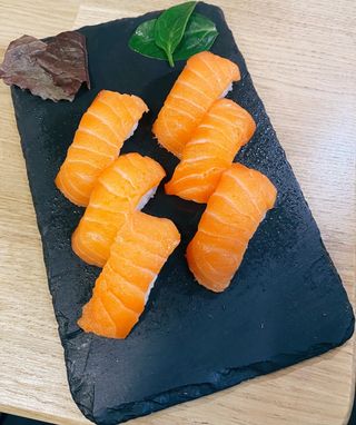Nigiri De Salmón (6 Uds.)