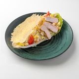 Salata Caesar cu pui si crisp din parmezan