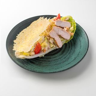 Salata Caesar cu pui si crisp din parmezan