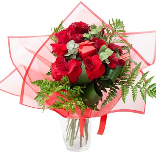 Buchet cu trandafiri rosii și cutie de bijuterii