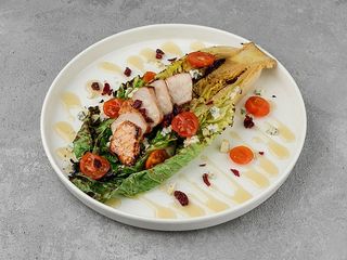 Салат романо на вугіллі, томати, блакитний сир, в'ялена журавлина (240g)