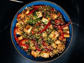 WOK z łososiem