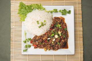 პად კრაპაო ბოსტნეულით და ღორის ხორცით