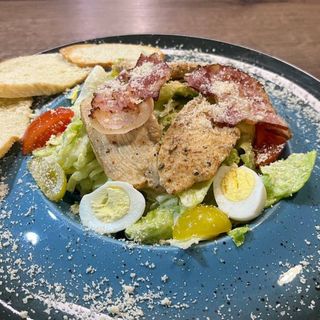 Цезар з куркою та беконом