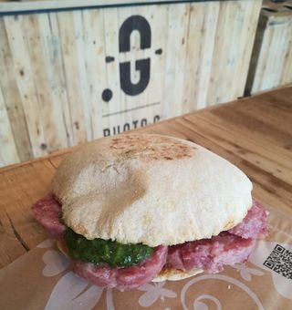 5. Spianata, provola affumicata, cipolle caramellate, rucola